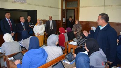 محافظ الدقهلية يتفقد لجان الامتحانات بمدرسة الثانوية بنات بالمنصورة
