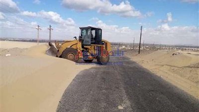 رفع الكثبان الرملية المتراكمة بالصحراوي الغربي بأبوقرقاص بالمنيا