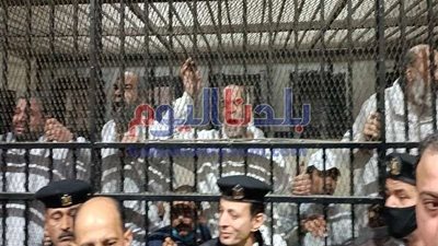 محاكمة حسن راتب وعلاء حسانين: تقديم مستندات غير موثقة من قِبل الدفاع.. والقاضي لأحد المتهمين: «هخرجك برا ومش هتحضر الجلسة»