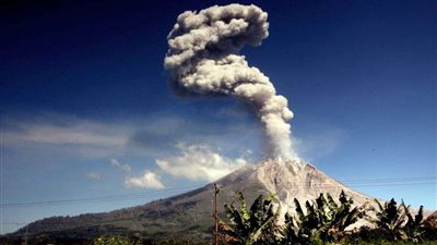 السماء تمطر حجارة.. ما القصة في الفلبين؟