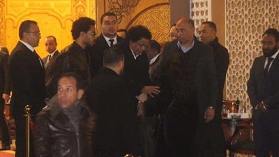 عزاء زوج شقيقة محمد منير بمسجد الشرطة بأكتوبر (صور)