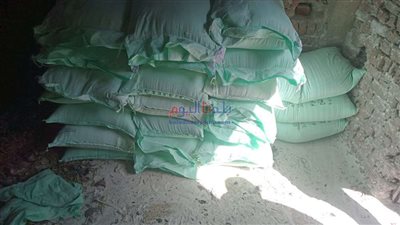ضبط 3 طن دقيق مدعم داخل أحد المخازن بإيتاي البارود قبل بيعهم في السوق السوداء