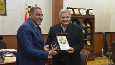 محافظ مطروح يلتقي 