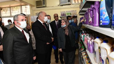 تشجيعا للصناعة المصرية .. محافظ قنا يفتتح معرضا للمنتجات البترولية بالديوان العام