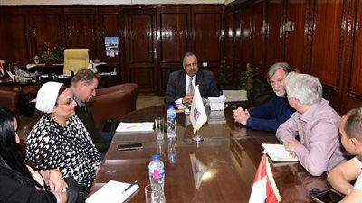 نائبًا عن محافظ قنا.. السكرتير العام يستقبل فريق استشاري برنامج التنمية المحلية