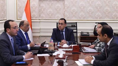 رئيس الوزراء يتابع الموقف التنفيذي لمنظومة المخلفات الصلبة ومشروعات رصف الطرق بالمحافظات