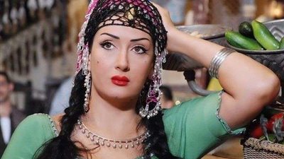 غادة عبدالرازق تثير الجدل بصورة لها برفقة ابنتها