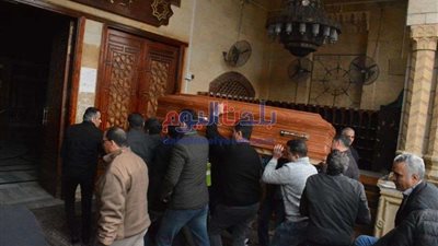 بالصور.. وصول جثمان نجل مايا مرسي إلى مسجد السيدة نفيسة