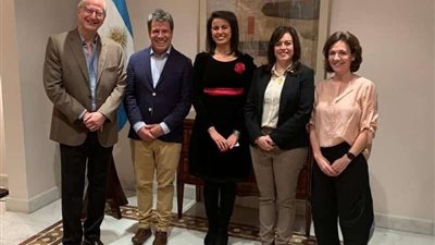 سيلفيا نبيل تلتقي العالم الأرجنتيني فاكوندو مانيس بدعوة من سفير بلاده