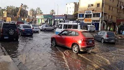 مأسورة مياه تعوق حركة المرور بشارع ولي العهد بحدائق القبة