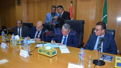 محافظ المنيا يوقع بروتوكول تعاون مع وزارة الاتصالات والشركة المصرية