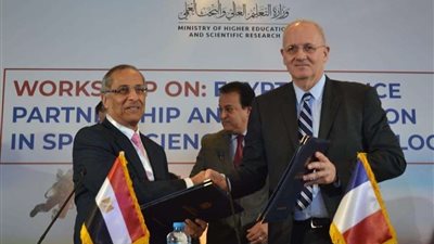 مراسم توقيع اتفاقية تعاون بين وكالة الفضاء المصرية والوكالة الفرنسية