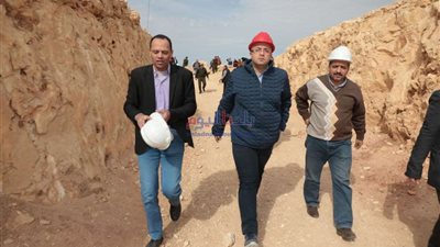 محافظ بني سويف يبحث إمكانية النهوض بمنطقة كهف سنور