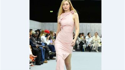 عارضة الأزياء «جيجي حديد» تتبرع بأرباح أسبوع الموضة للمتضررين بأوكرانيا