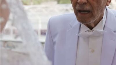 مداعبة كوميدية بين عبد الرحمن أبو زهره وحفيدته يوم زفافها.. تفاصيل