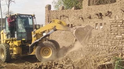 «سرور» يتابع الإزالات الفورية لحالات تعدي رصدتها وحدة المتغيرات المكانية بقري أشمون