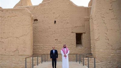 بالصور...الرئيس السيسي في جولة بحي الطريف التاريخي في اليونيسكو بالسعودية