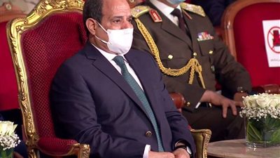 تفاعل الرئيس السيسي أثناء استعراض بطولات وتضحيات شهداء الوطن