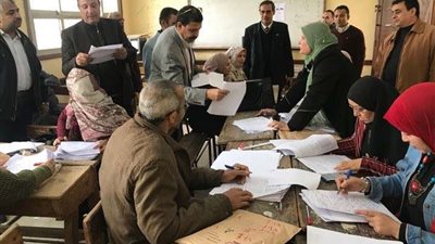 مدير تعليمية بنها يحيل المتخلفين عن التصحيح الورقي الثاني والأول الثانوي للشؤن القانونية