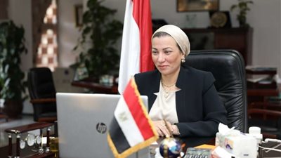 وزيرة البيئة تشارك في المائدة المستديرة لمناقشات المناخ بفرنسا