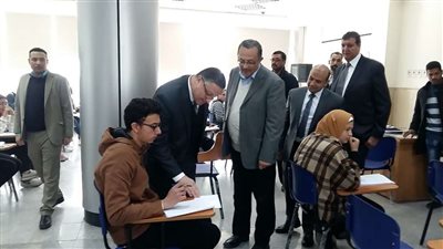 رئيس جامعة بنها يتفقد امتحانات نصف العام