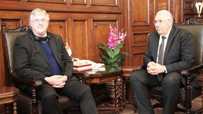 القصير يبحث مع ممثل جامعة فلوريدا الأمريكية تخفيضات الأسعار