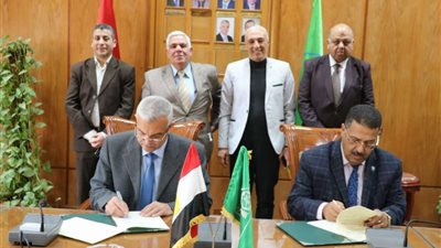 رئيس جامعة المنوفية يوقع بروتوكول تعاون مع مؤسسة دار المعارف
