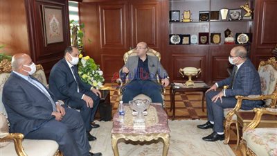 محافظ بني سويف يلتقي مسئولي بنك مصر لتعظيم دوره في عدد من المجالات التنموية