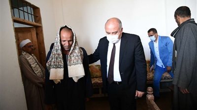 محافظ قنا يقدم واجب العزاء لاسرة الشهيد المجند حمدي حمدان