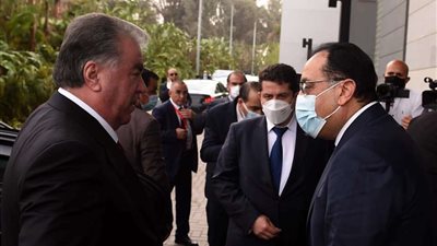 مدبولي يستعرض الخطوات المتخذة لإزالة المعوقات أمام النمو الاقتصادي وجذب الاستثمارات الأجنبية