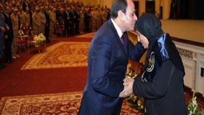 لحظة تقبيل الرئيس السيسي للأم المثالية في الإحتفال بيوم الشهيد (فيديو)
