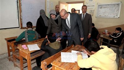 محافظ بني سويف يتفقد سير امتحانات الفصل الدراسي الأول  للشهادة الإعدادية
