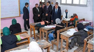 محافظ الإسكندرية ينهي أزمة تأخر بعض الطلاب عن موعد الامتحان