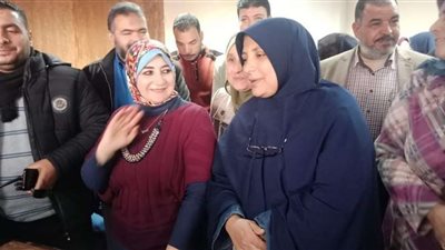 رئيس مدينة مطروح يكرم مدير إدارة تنمية القرى لبلوغها سن المعاش