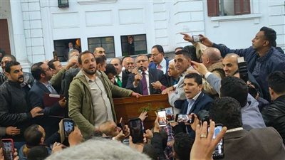 احتفالات أعضاء حزب الوفد بعد إعلان فوز عبد السند يمامة برئاسة الحزب.. صور