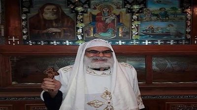 البابا تواضروس يقدم العزاء في نيافة الأنبا إسحق أسقف إيبارشية طما