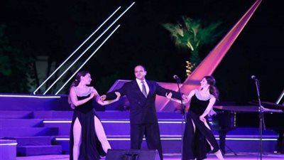 فرقة كاريوكي تحيى حفلاً غنائيًا على طريق الإسماعيلية الصحراوي