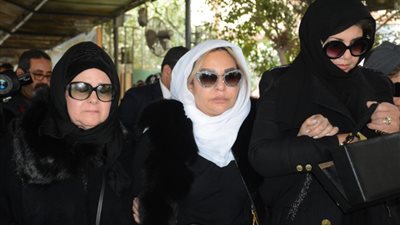 صور صادمة لابنة ماجدة الصباحي أثناء تشييع جثمان والدتها
