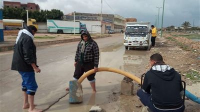 فرق الطوارئ تزيل تجمعات مياه الأمطار بالشوارع والميادين والطريق الدولي بمطروح