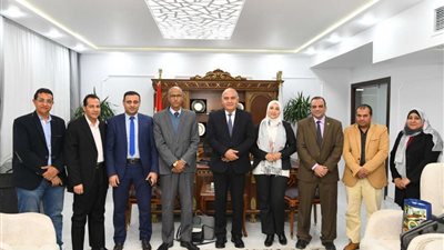 محافظ قنا يستقبل وفد وزارة المالية لمتابعة استكمال تنفيذ برنامج التحول الرقمي