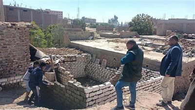 رئيس مدينة قنا يتابع أعمال التقنين والتصالحات وإزالة القمامة من الشوارع