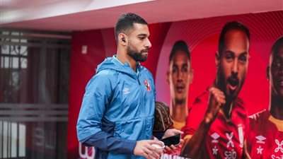 بالفيديو.. لحظة وصول لاعبي الأهلي ملعب سوكر ستي وهتاف رجال الأمن