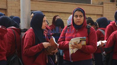 طلاب الشهادة الإعدادية بالإسكندرية يؤدون امتحاناتهم لليوم الثاني