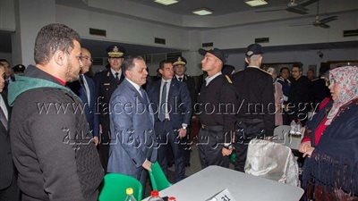 وزير الداخلية يهنئ الطلبة الجدد بكلية الشرطة
