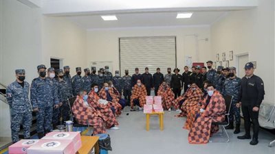 القوات البحرية تنقذ طاقم سفينة نقل بضائع من الموت المحقق بعد تعرضها للغرق