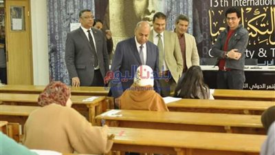 رئيس جامعة المنيا يتفقد لجان امتحانات  