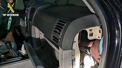 من أجل تهريبه.. إخفاء طفل في أغرب مكان بالسيارة