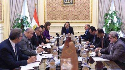 رئيس الوزراء يعقد اجتماعاً لمتابعة تحديد اختصاصات ملفات التنمية الإدارية (صور)