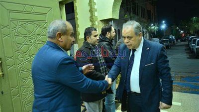 أشرف زكي ومحمد علي رزق أول الحاضرين لعزاء الفنان إبراهيم فرح (صور)