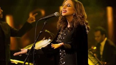 بفستان أسود.. أنغام بإطلالة مميزة في حفلها بالسعودية (صور)